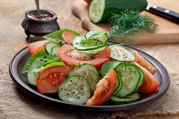 Ensalada de tomate y pepino con pimienta negra y albahaca