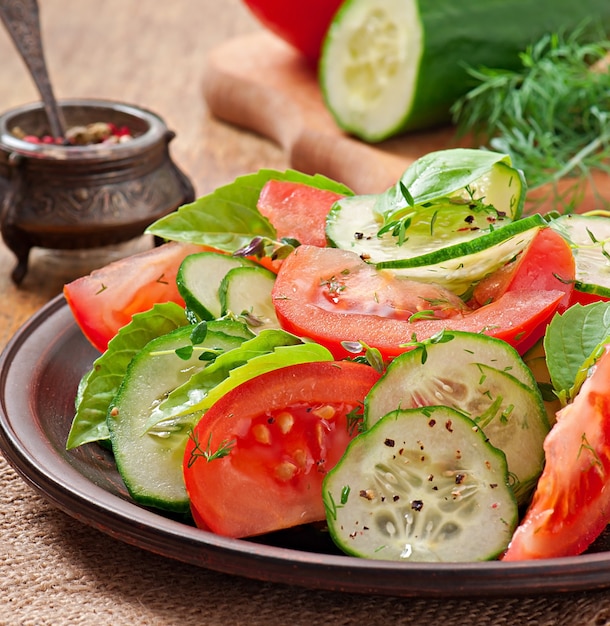 Ensalada de tomate y pepino con pimienta negra y albahaca