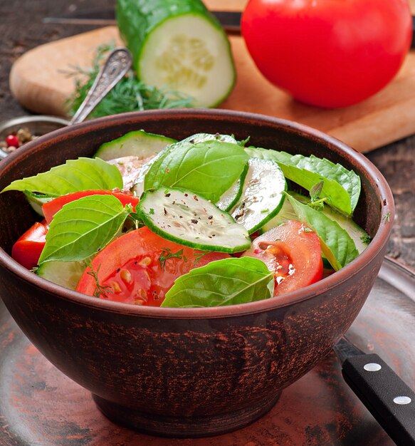 Ensalada de tomate y pepino con pimienta negra y albahaca