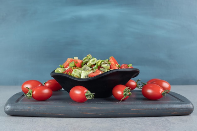 Ensalada de tomate picado con frijoles y hierbas.