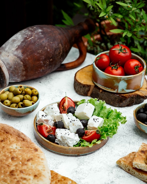 Ensalada de tomate y queso blanco con aceitunas