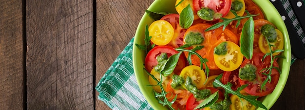 Ensalada de tomate de verano con albahaca, pesto y rúcula