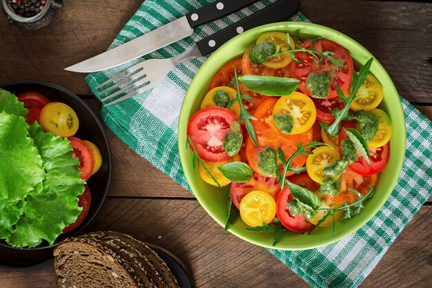 Ensalada de tomate de verano con albahaca, pesto y rúcula