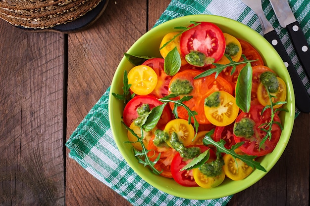 Ensalada de tomate de verano con albahaca, pesto y rúcula