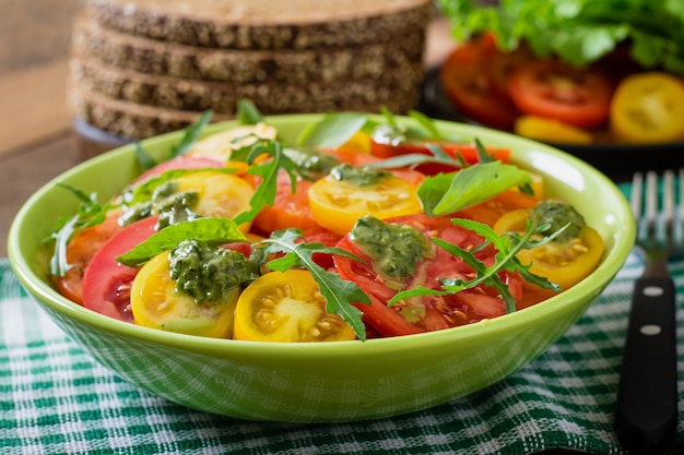 Ensalada de tomate de verano con albahaca, pesto y rúcula