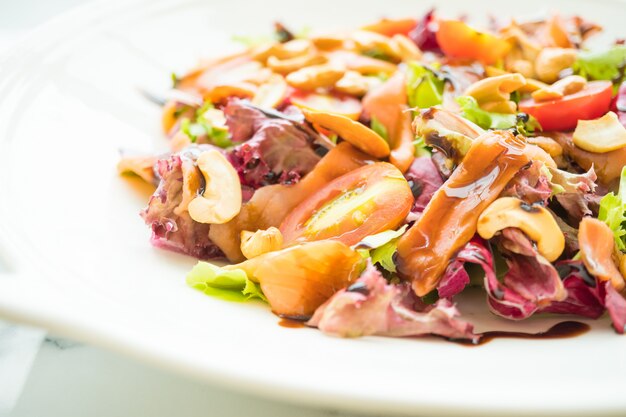 Ensalada de tomate y verdura con salmón ahumado