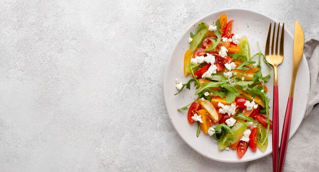 Ensalada de tomate vista superior con queso feta y espacio de copia