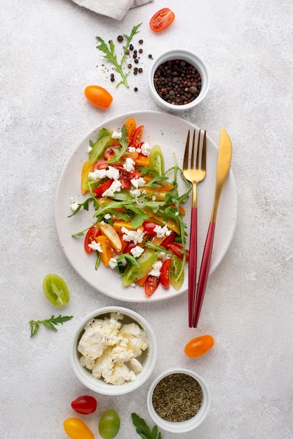 Ensalada de tomate vista superior con queso feta y pimienta negra