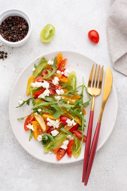 Ensalada de tomate vista superior con queso feta