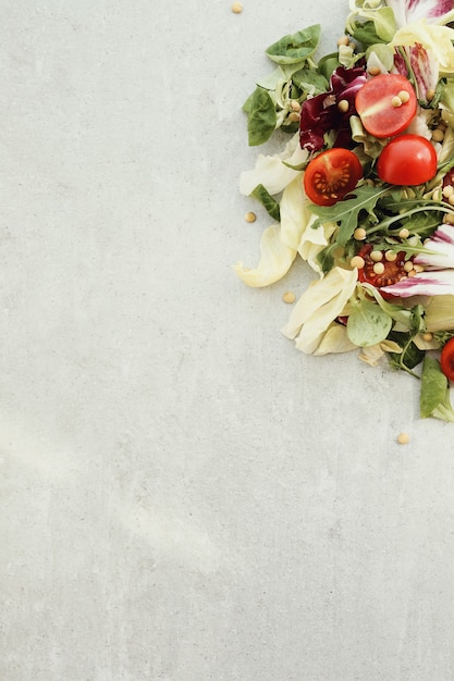 Foto gratuita ensalada con tomates cherry