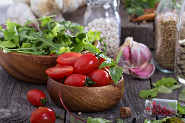 Ensalada de tomates hojas frijoles y arroz