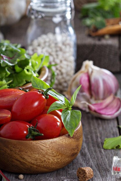 Ensalada de tomates hojas frijoles y arroz