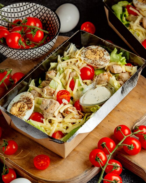 Ensalada de tomates y huevos.