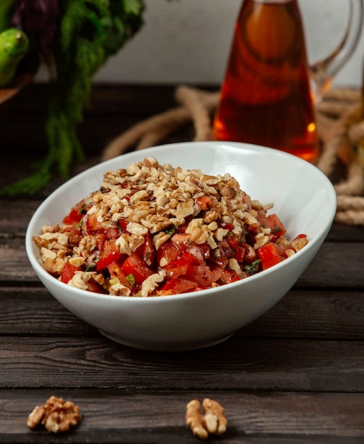 Ensalada de tomates nueces y salsa de soja sobre la mesa