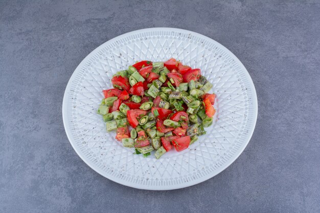 Ensalada de tomates picados, judías verdes y hierbas