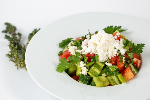 Ensalada de tomates verdes frescos y queso blanco