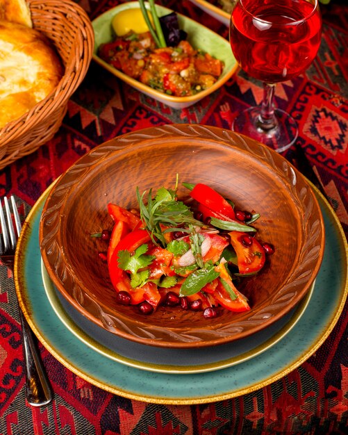 Ensalada con tomates verdes y granada