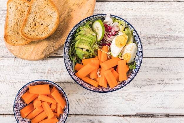 Foto gratuita ensalada y tostadas