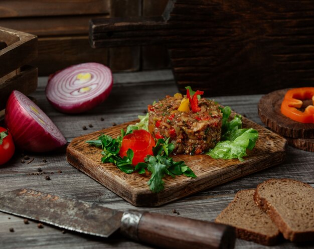 Ensalada tradicional de mangal servida con vegetación