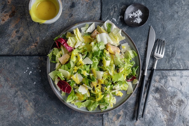 Ensalada con trozos de pollo servido en plato Primer plano