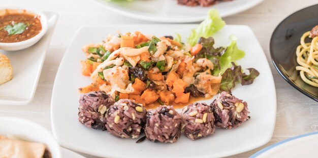 Ensalada de vegano picante con baya pegajosa y arroz de grano