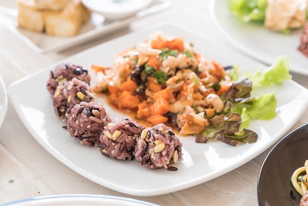 Ensalada de vegano picante con baya pegajosa y arroz de grano