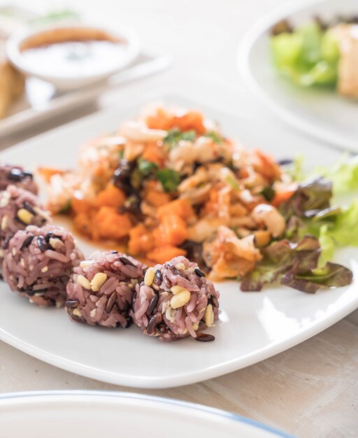 Ensalada de vegano picante con baya pegajosa y arroz de grano