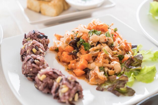 Ensalada de vegano picante con baya pegajosa y arroz de grano