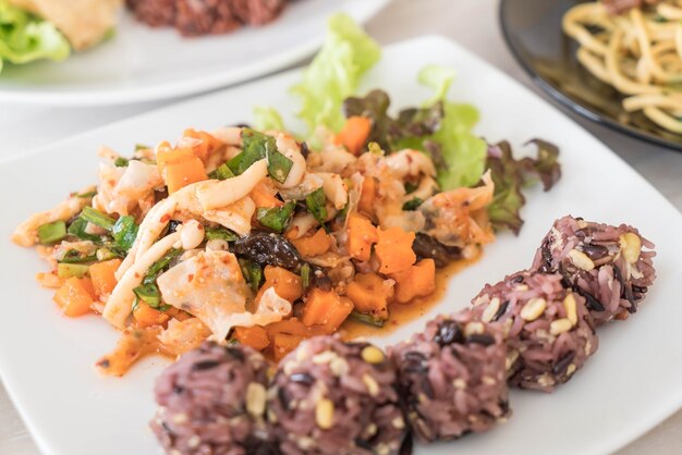 Ensalada de vegano picante con baya pegajosa y arroz de grano