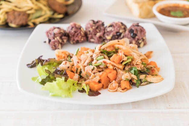 Ensalada de vegano picante con baya pegajosa y arroz de grano