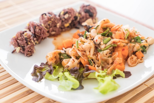 Ensalada de vegano picante con baya pegajosa y arroz de grano