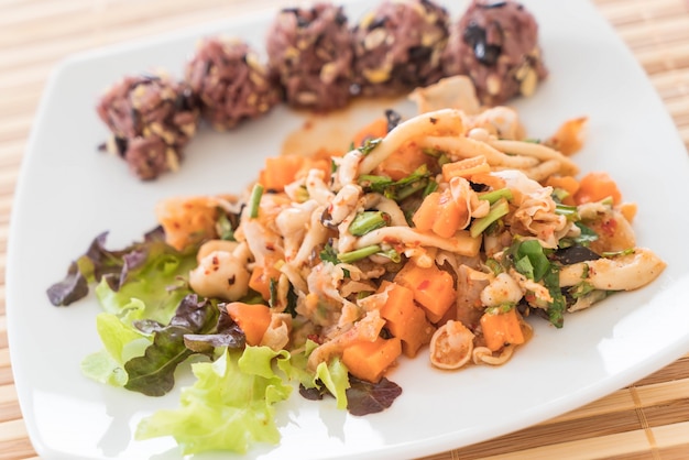 Ensalada de vegano picante con baya pegajosa y arroz de grano