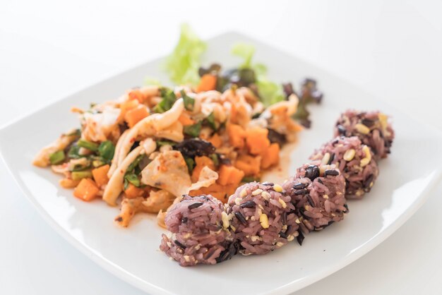 Ensalada de vegano picante con baya pegajosa y arroz de grano