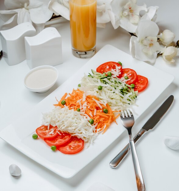 Ensalada de vegetales frescos en la mesa