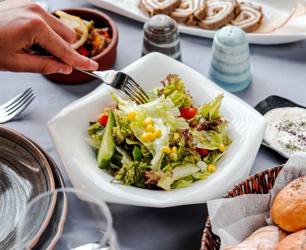 Ensalada de vegetales frescos en la mesa