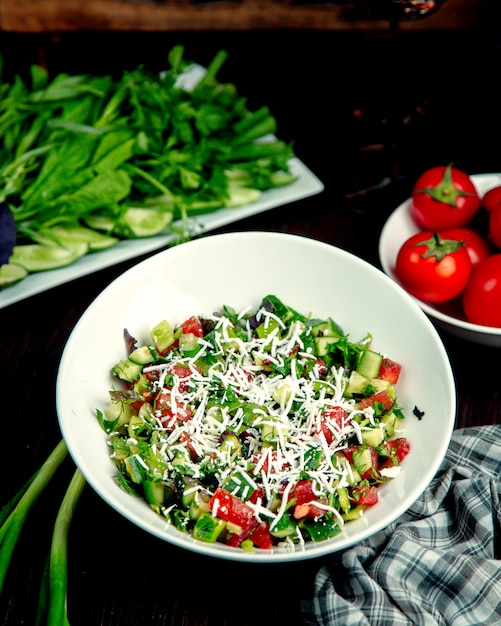 Ensalada de vegetales frescos en la mesa