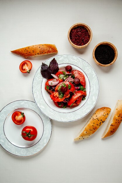 Ensalada de vegetales frescos en la mesa