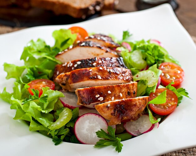 Ensalada de vegetales frescos con pechuga de pollo a la parrilla.