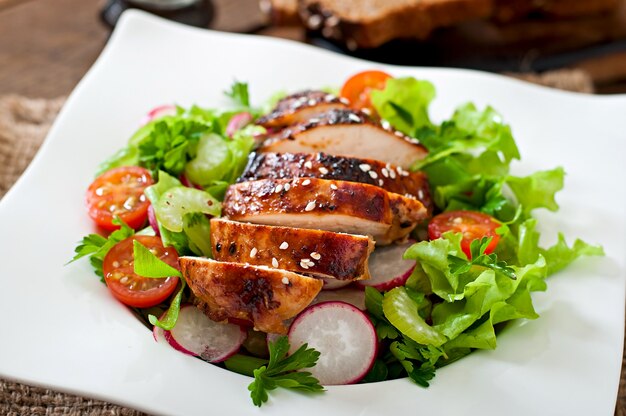 Ensalada de vegetales frescos con pechuga de pollo a la parrilla.