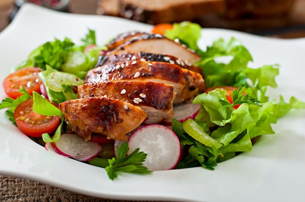 Ensalada de vegetales frescos con pechuga de pollo a la parrilla.