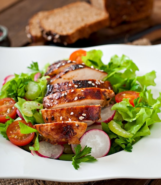 Ensalada de vegetales frescos con pechuga de pollo a la parrilla.