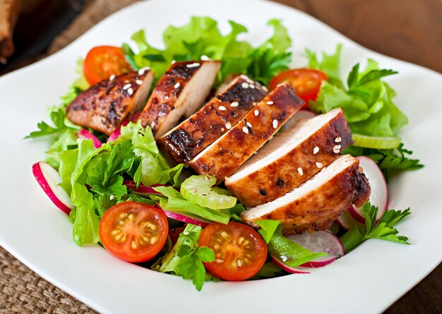 Ensalada de vegetales frescos con pechuga de pollo a la parrilla.