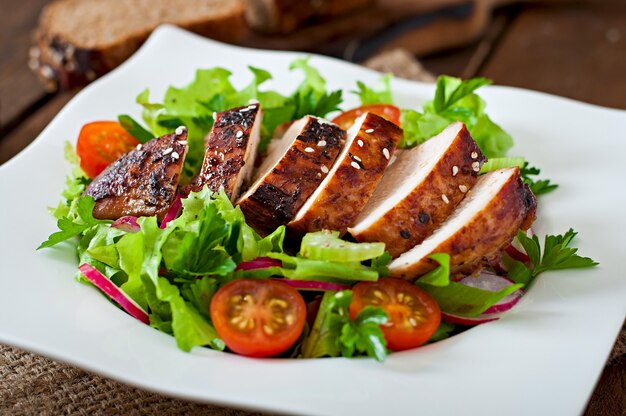 Ensalada de vegetales frescos con pechuga de pollo a la parrilla.