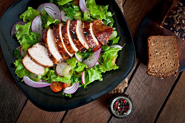 Ensalada de vegetales frescos con pechuga de pollo a la parrilla.