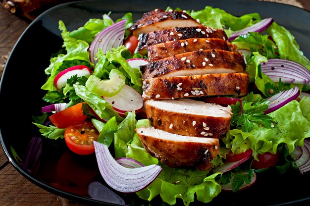 Ensalada de vegetales frescos con pechuga de pollo a la parrilla.