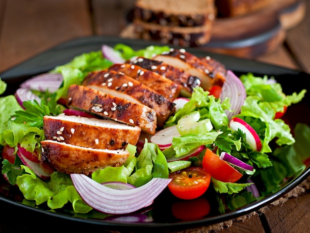 Ensalada de vegetales frescos con pechuga de pollo a la parrilla.