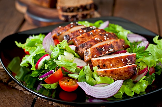 Ensalada de vegetales frescos con pechuga de pollo a la parrilla.