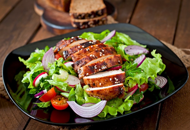 Ensalada de vegetales frescos con pechuga de pollo a la parrilla.