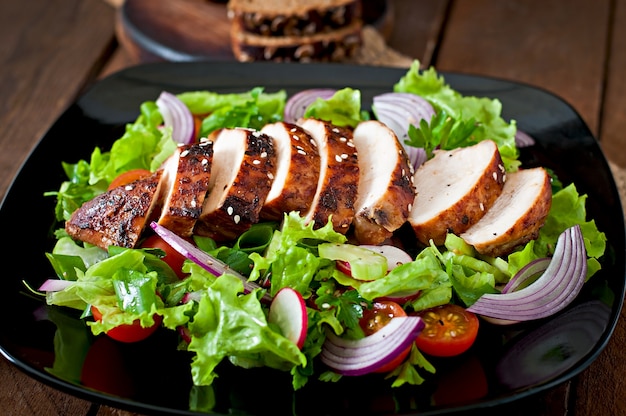 Ensalada de vegetales frescos con pechuga de pollo a la parrilla.