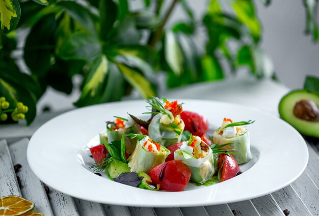 Ensalada de vegetales frescos en el plato